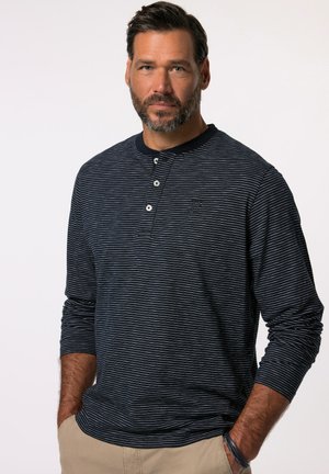 Marineblaues Langarm-Henley-Shirt mit weißen horizontalen Streifen, runder Ausschnitt, Knopfleiste und gesticktem Logo auf der Brust.