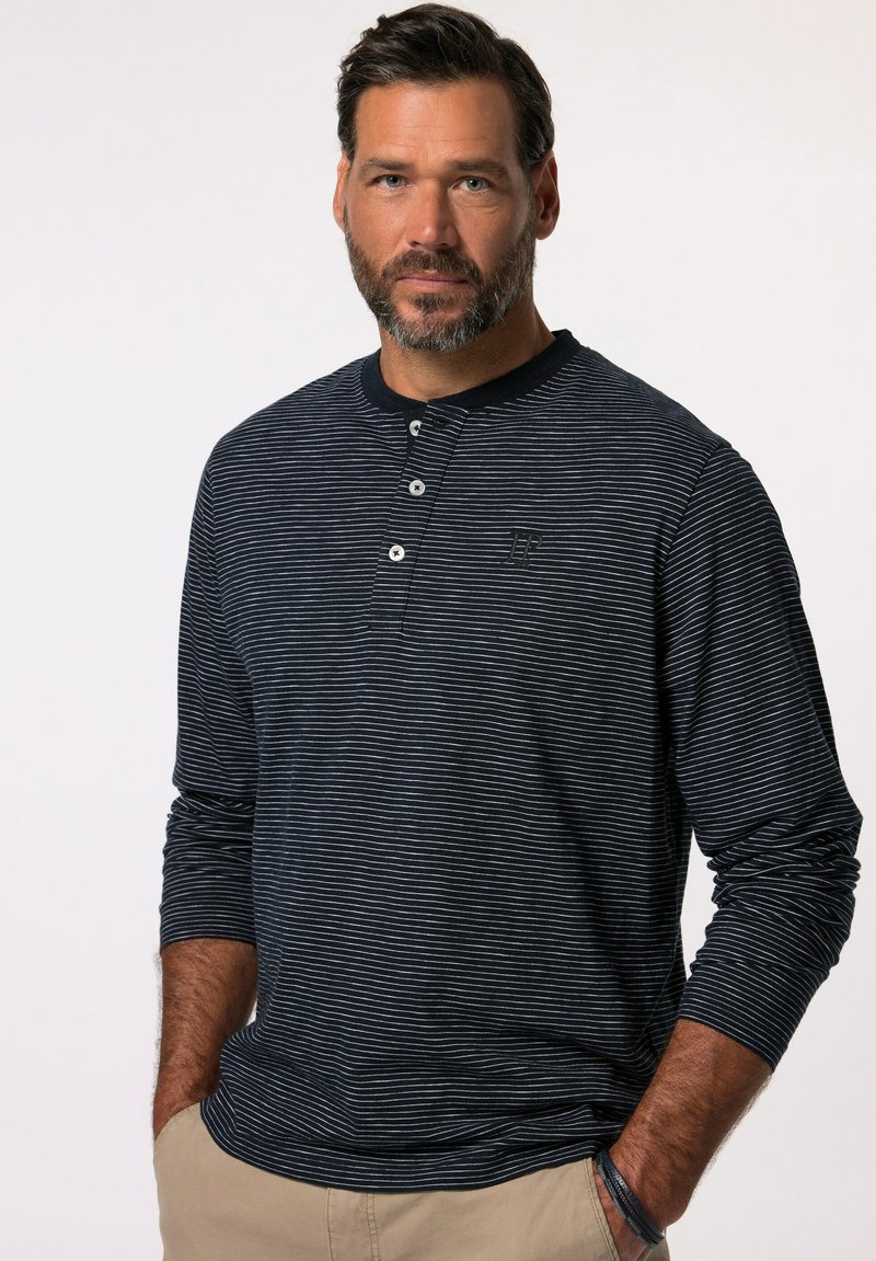 Marineblaues Langarm-Henley-Shirt mit weißen horizontalen Streifen, runder Ausschnitt, Knopfleiste und gesticktem Logo auf der Brust.