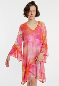 Kurzärmliges Kleid aus leichtem, transparentem Stoff mit einem lebhaften floralen Muster in Pink und Orange, mit einem gewellten Ausschnitt und Rüschendetails.