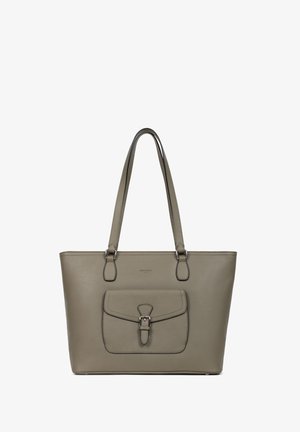 Sac tote en simili cuir gris avec des poignées de shoulder, une poche à rabat à l'avant et du matériel en ton argent ; texture lisse et design structuré.