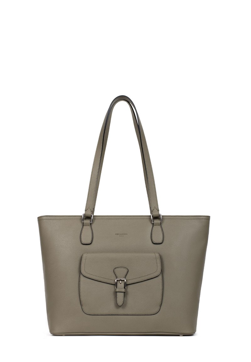 Borsa a tracolla in finta pelle grigia con manici, tasca sul risvolto anteriore e hardware in tono argento; texture liscia e design strutturato.