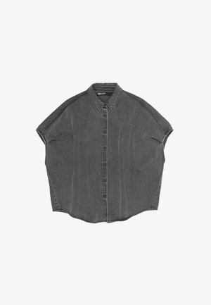 Lühikeste varrukatega süsinahall teksasärk esikaanete, klassikalise krae ja veidi üle suurendatud lõikega, paigutatud tasapinnale valgel taustal.