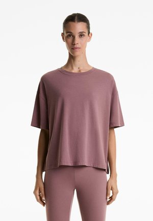 Overmaat t-shirt met korte mouwen in stofroze, gemaakt van zachte stof met een ronde hals en een relaxed fit, gecombineerd met een bijpassende onderkant.