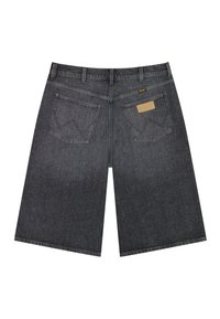 Μαύρα τζιν σορτς μέχρι το γόνατο με δύο πίσω τσέπες, θηλιές για ζώνη και μια μικρή ταμπέλα μάρκας σε ταμπά χρώμα στην δεξιά τσέπη.