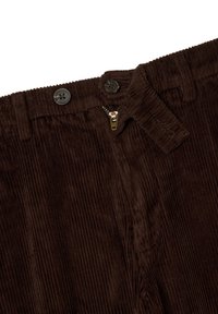 Pantalones de pana marrón con cierre de cremallera y botón, textura acanalada vertical y dos botones delanteros cerca de la cintura.