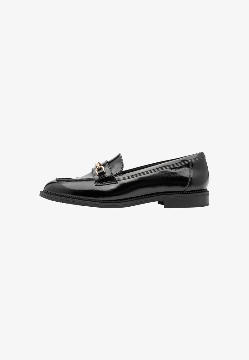 Mocassin en cuir noir brillant avec un petit talon et un détail boucle en métal doré sur le dessus, isolé sur fond blanc.