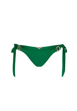 Parte inferiore di bikini verde con lacci laterali, caratterizzata da accessori in oro decorativi e un accento di pietra smeraldo. Tessuto morbido, design elegante.