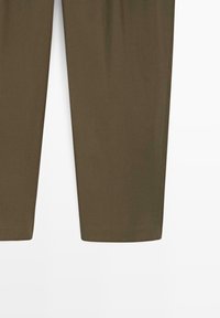 Metà inferiore di pantaloni verdi oliva a gamba dritta con orli semplici su sfondo bianco.