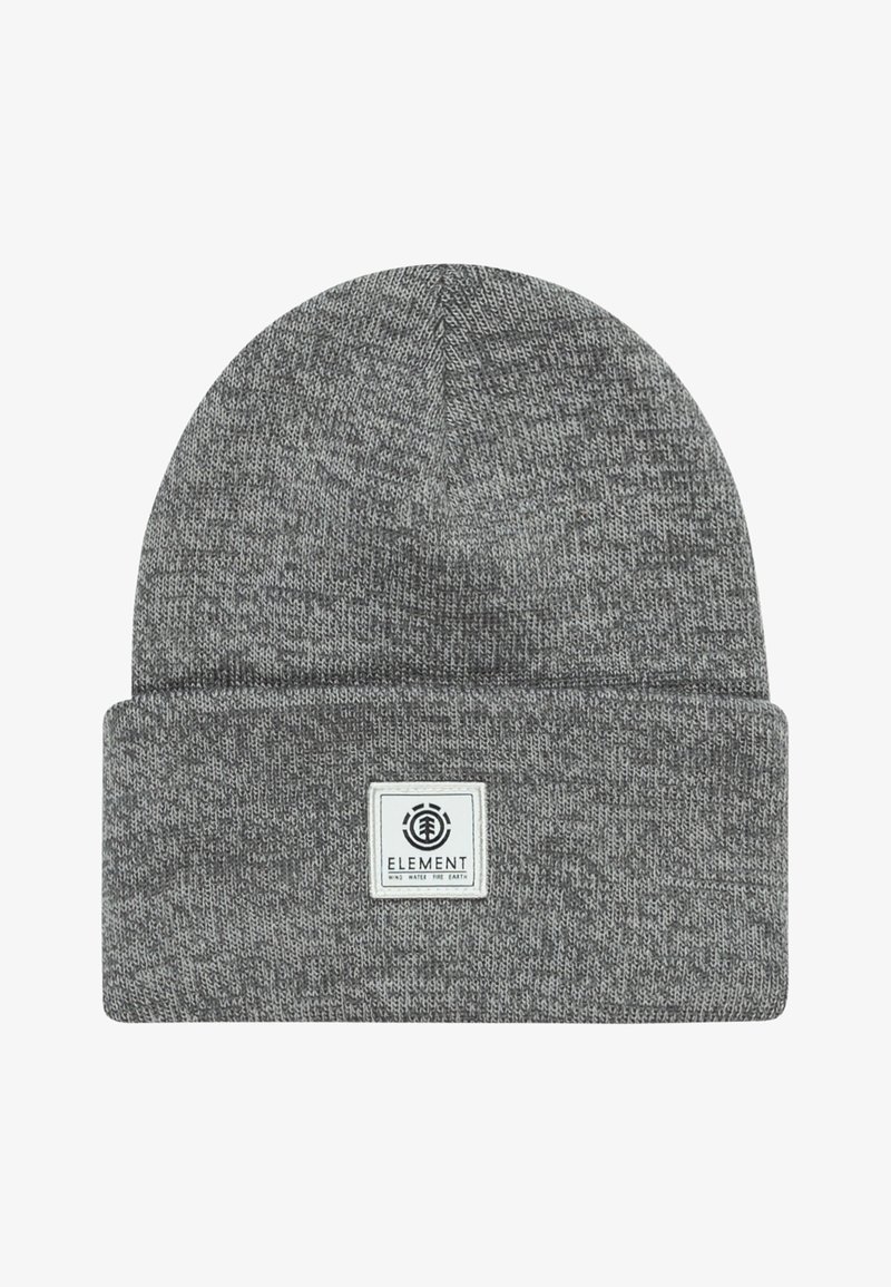 Bonnet en tricot gris avec un revers plié, comportant une étiquette carrée avec le mot "ELEMENT" et un logo en noir et blanc.