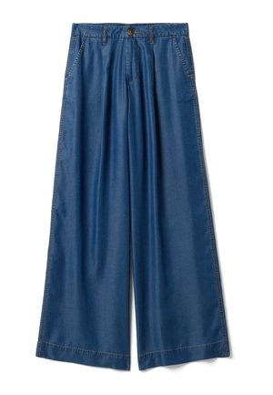 Pantalon en denim bleu à jambes larges avec plis devant, poches latérales, passants de ceinture et fermeture par bouton à la taille, présenté sur fond blanc.