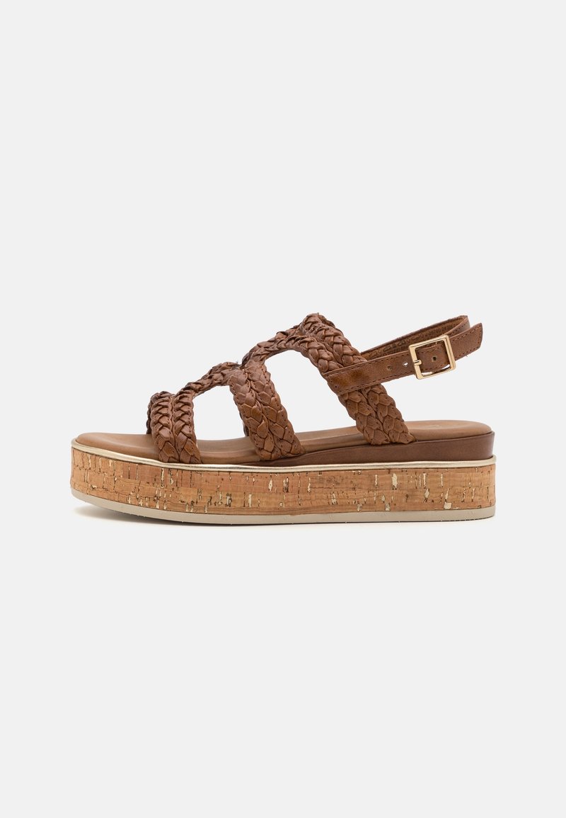 Sandale en cuir tressé marron avec trois brides, boucle ajustable et semelle compensée en liège.
