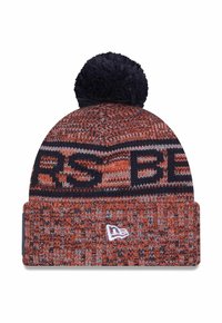 Strickmütze in Orange und Marineblau mit einem strukturierten Muster, ausgestattet mit einem Pompon oben und einem Logo-Stick auf dem Bündchen.