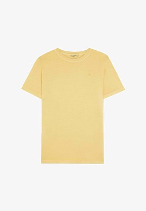 Tricou galben cu mânecă scurtă, confectionat din bumbac, cu un decolteu rotund și un logo mic pe partea stângă a pieptului. Textură netedă.