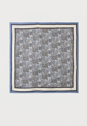 Τετράγωνο μεταξωτό μαντήλι με πυκνό λευκό και καφέ floral μοτίβο σε μπλε φόντο, περιτριγυρισμένο από λευκά, μαύρα και μπλε περιθώρια.