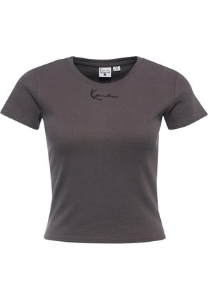 Ciemnoszary prążkowany t-shirt z okrągłym dekoltem i krótkimi rękawami. Zawiera subtelne czarne logo wyszywane blisko kołnierza.