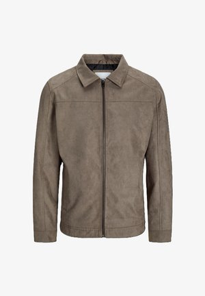 Chaqueta de ante marrón con cuello alzado, cierre frontal de cremallera y detalles de costura sutiles. Corte slim con mangas largas, sin bolsillos.