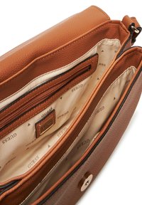 Bolso de mano de cuero marrón con exterior texturizado, dos compartimentos, un bolsillo con cremallera y un interior de color claro con el logo de la marca.