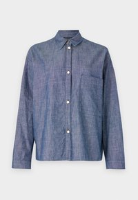 Denimska srajca, svetlo modra, z gumbi, dolgi rokavi, enojna žep na prsih, gladka tekstura, srebrni gumbni detajli.