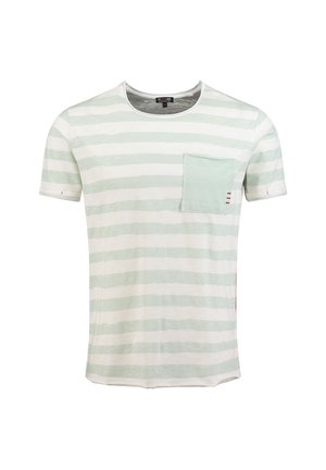 Camiseta de manga corta con rayas horizontales en verde pálido y blanco, y un bolsillo en el pecho de color verde claro sólido en el lado izquierdo.