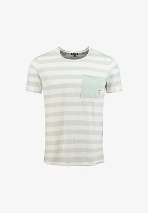 Camiseta de manga corta con rayas horizontales en verde pálido y blanco, y un bolsillo en el pecho de color verde claro sólido en el lado izquierdo.