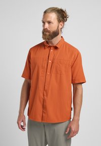 Korte mouwen shirt in levendig oranje, met een knoopsluiting aan de voorkant, een enkele borstzak, een gladde textuur en een ontspannen pasvorm.