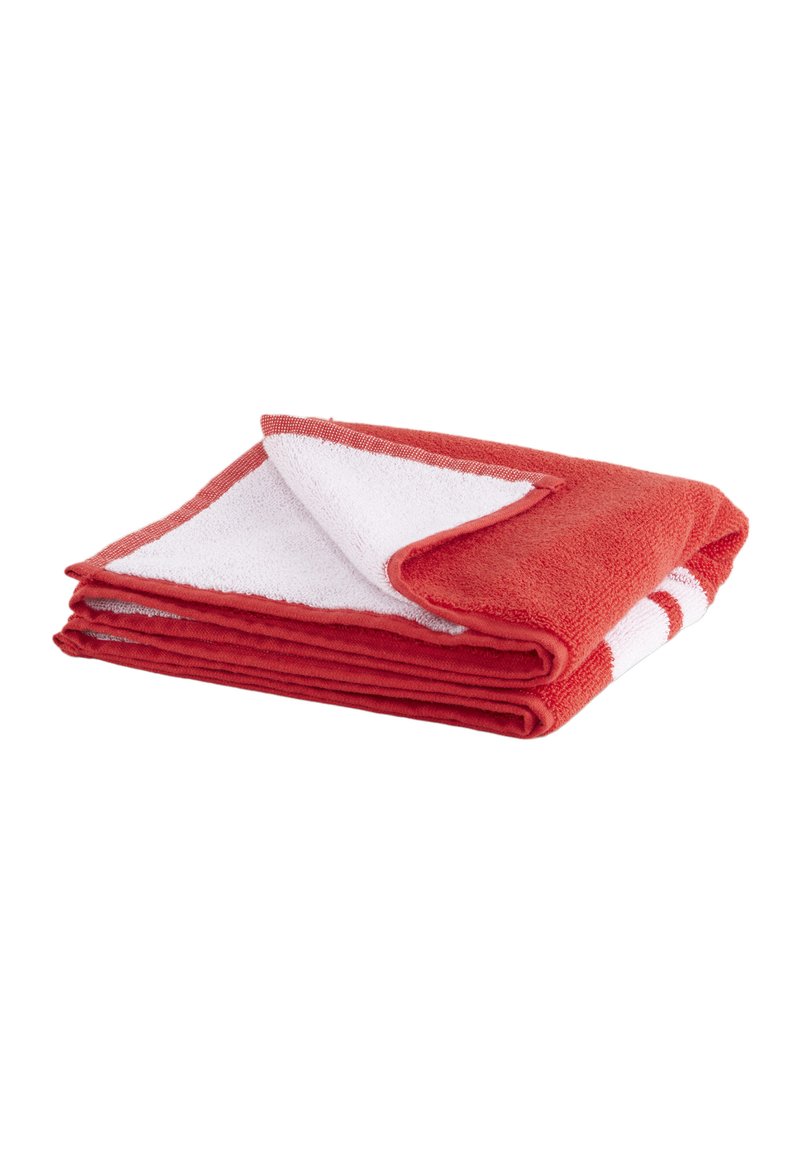 Toalla de algodón de rayas rojas y blancas, doblada de forma ordenada, con una superficie texturada y un acabado suave, con una esquina blanca en contraste.