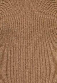 Un tissu côtelé marron présente un motif vertical avec de fines lignes. La texture semble douce et extensible, idéale pour des vêtements ajustés.