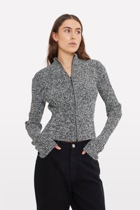 Harmaa ja musta ribattu vetoketjullinen neule, jossa on pitkät hihat ja peukalonpaikat. Neuleessa on tiivis design ja teksturoitu neulekuvio.