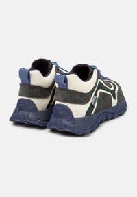 Mehrfarbige Sneaker mit einer Kombination aus grauem Wildleder, cremefarbenem Stoff und blauen Akzenten. Dicke Gummisohle mit einem strukturierten Griffmuster.