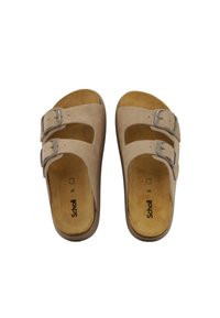 Sandali a scivolo in suede beige con due fibbie regolabili in argento, soletta sagomata e suola in gomma marrone. All'interno presenta una stampa del logo.