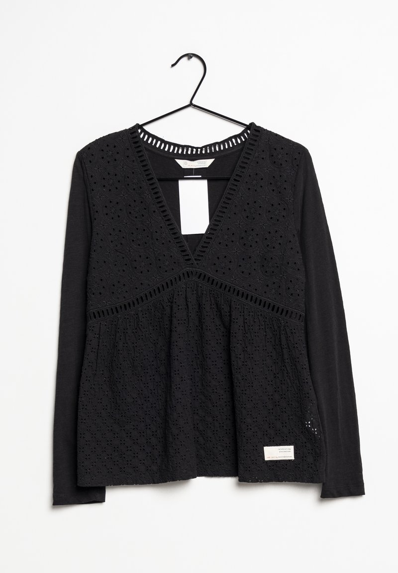 Maglietta nera a maniche lunghe con scollatura a V, caratterizzata da un corpo tessuto simile a pizzo e orlo svasato. Include dettagli decorativi a maglia e un'etichetta.