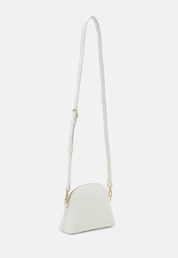 Vit fusk läder crossbody-väska med rundad topp, guldhardware och justerbar rem. Slät textur med minimalistisk design.