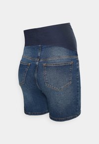 Blå denim graviditetsshorts med høyt, elastisk marineblått midjebånd og to baklommer, vist bakfra på hvit bakgrunn.