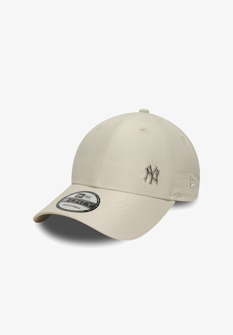 Beige New York Yankees baseballcap med buet skygge, NY-logo på fronten, justerbar rem og 9FORTY-mærkat på skyggen.