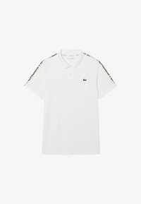 Camisa polo blanca de algodón con cuello clásico, que presenta detalles en verde y un logo en el pecho, además de hombros con un diseño estampado.