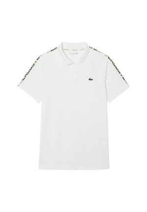 Polo bianca realizzata in cotone con colletto classico, dotata di dettagli verdi e un logo sul petto, oltre a spalle con motivo.