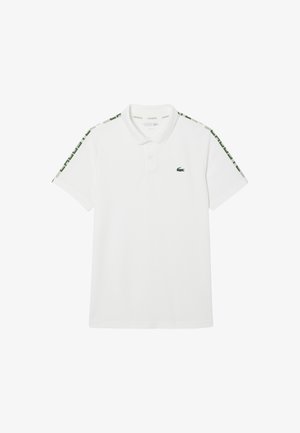 Polo bianca realizzata in cotone con colletto classico, dotata di dettagli verdi e un logo sul petto, oltre a spalle con motivo.