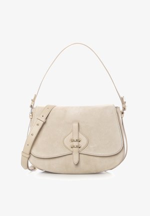 Bolso de hombro de ante beige con cierre de solapa, correa de cuero decorativa con dos anillas metálicas y correa cruzada ajustable.