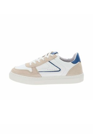 Zapatilla blanca de corte bajo con superposiciones de ante beige, lengüeta azul en el talón, detalle azul en el lateral y cordones blancos sobre fondo blanco.