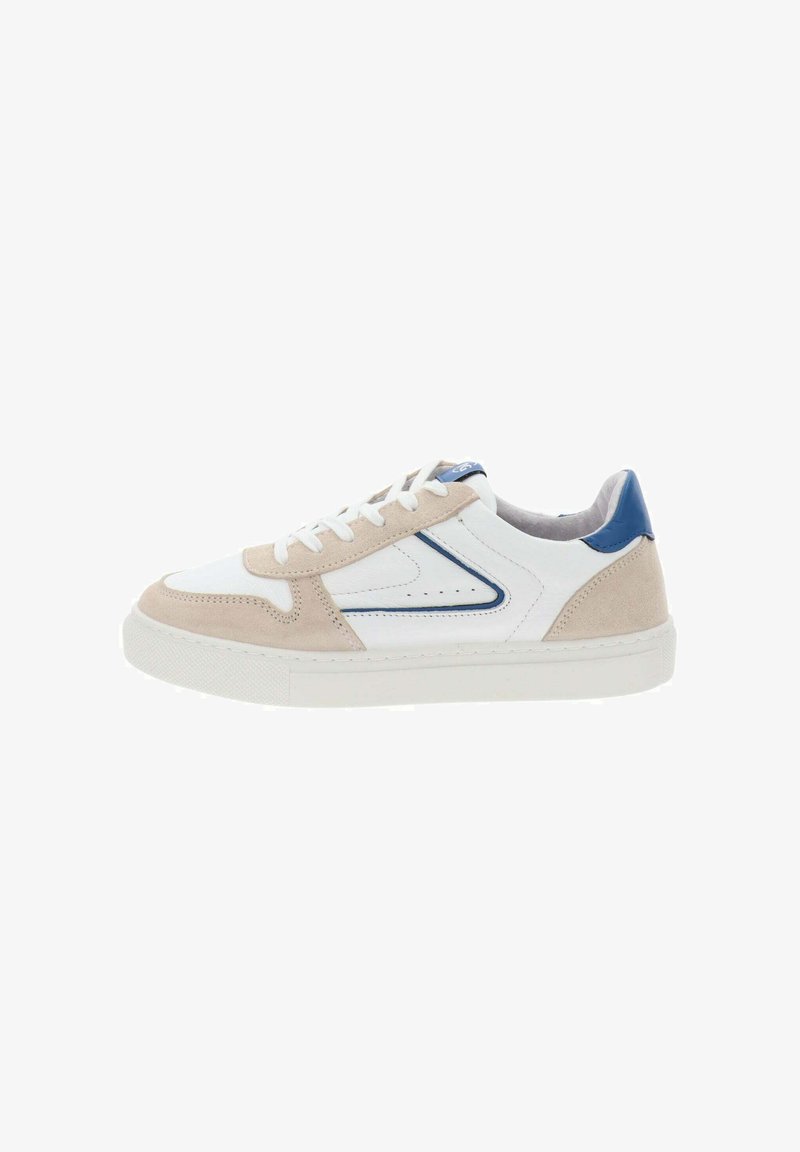 Baskets basses blanches avec des superpositions en daim beige, languette de talon bleue, détail bleu sur le côté et lacets blancs sur fond blanc.