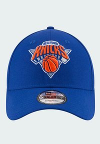 Cappellino da baseball blu con logo ricamato dei New York Knicks, dotato di una fascia regolabile e una visiera curvata. Il materiale è tessuto texturizzato.