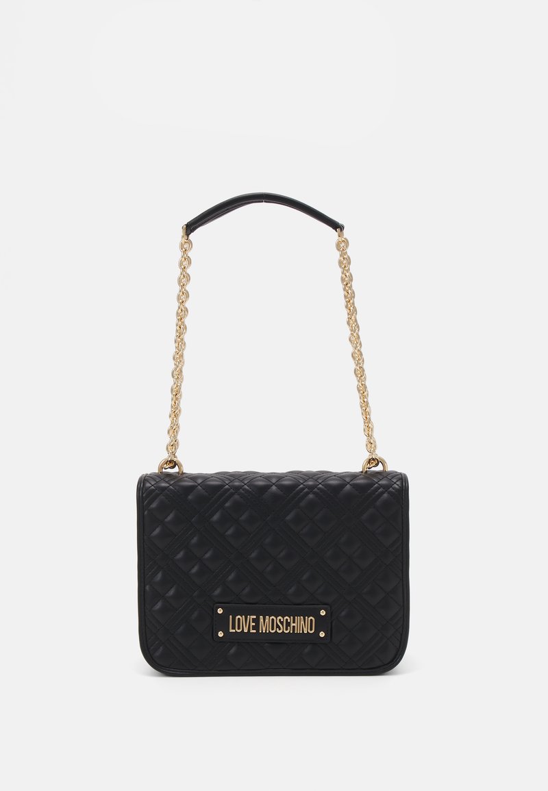 Svart vadderad handväska med ett guld chain-handtag, med en märkesskylt i guld på framsidan och rektangulär form med mjuk textur.