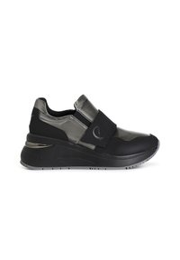 Sneaker nere con un accento grigio lucido, dotate di una fascia in velcro, suola imbottita e dettagli testurizzati sulla suola in gomma.