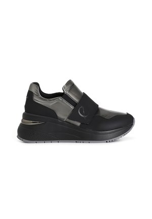 Sneaker nere con un accento grigio lucido, dotate di una fascia in velcro, suola imbottita e dettagli testurizzati sulla suola in gomma.