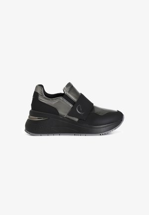 Sneaker nere con un accento grigio lucido, dotate di una fascia in velcro, suola imbottita e dettagli testurizzati sulla suola in gomma.