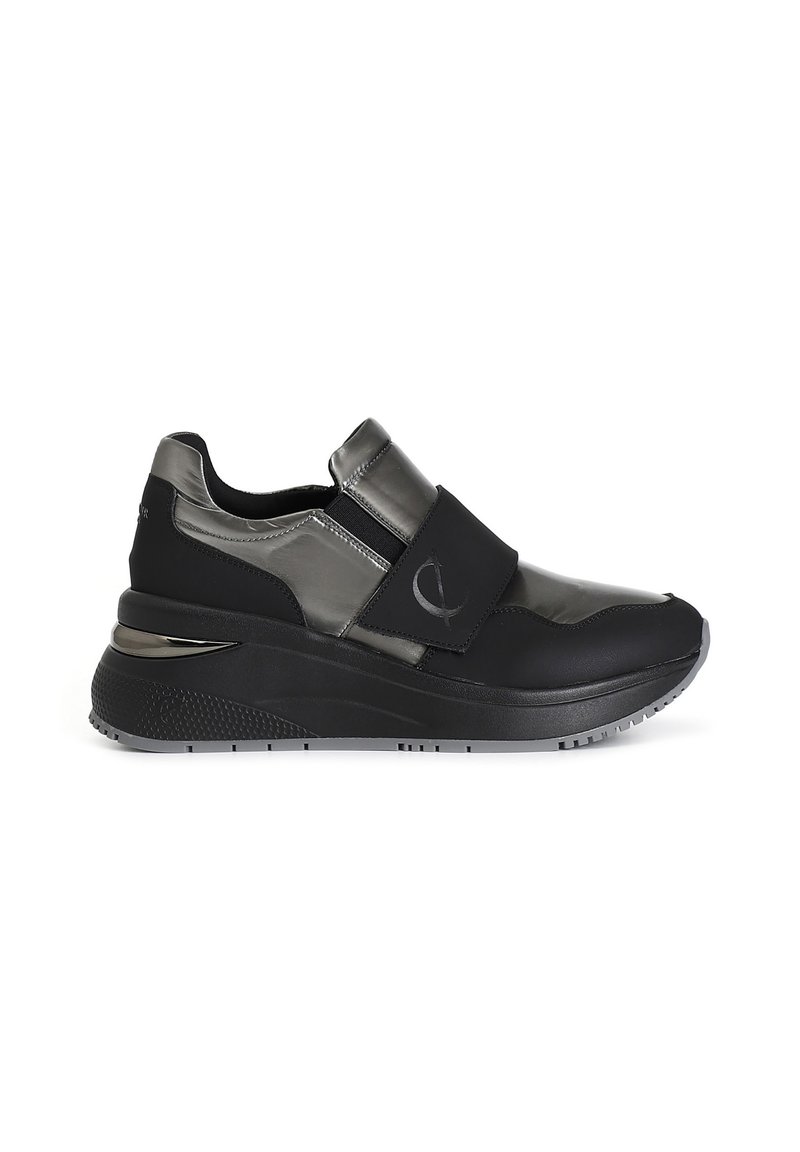 Sneaker nere con un accento grigio lucido, dotate di una fascia in velcro, suola imbottita e dettagli testurizzati sulla suola in gomma.