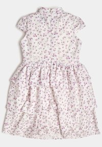 Robe fleurie à manches courtes, en tissu blanc avec de légères fleurs violettes, design en volants superposés et col haut avec fermeture éclair au dos.
