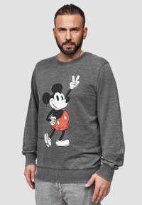 Felpa grigia con una grafica di Topolino in pantaloni rossi, con scollatura rotonda e polsini e orlo a costine.