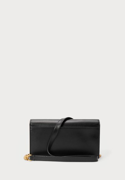 Sac bandoulière rectangulaire en cuir noir avec une fine bandoulière et des ferrures dorées, présenté sur un fond clair uni.