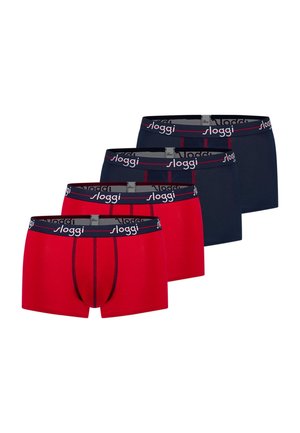 Vier Herren-Boxershorts, zwei rote und zwei marineblaue, mit schwarzen Bündchen, die weiße "sloggi"-Logos tragen.